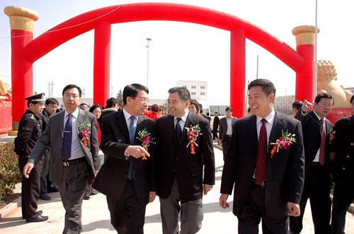 青岛市委常委、市委秘书长王鲁明，青岛市人大副主任、工商联主席徐航来公司视察工作