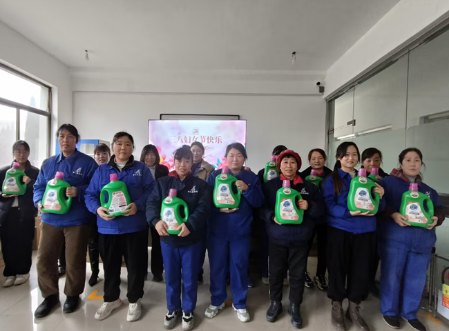 ug环球三八节巾帼主题活动芬芳落地